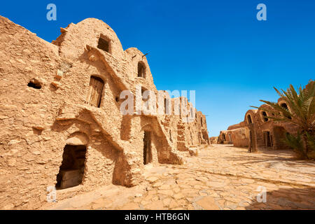 Le nord du Sahara silos de stockage ghorfa de la brique de boue traditionnel berbère Ksar fortifié de Hedada ou Hadada, près de l'Tetouin, Tunisie, le paramè tres Banque D'Images