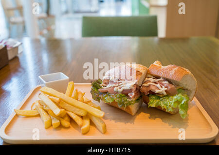 Sandwich au jambon et au fromage avec frites Banque D'Images