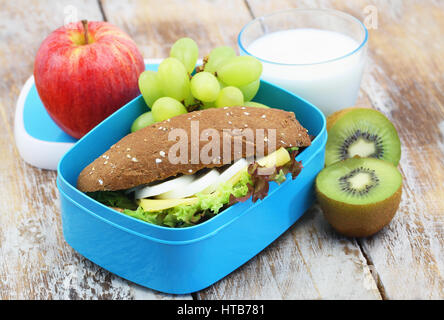 Option déjeuner sain composé de fromage et d'oeufs brun sandwich, fruits et verre de lait Banque D'Images