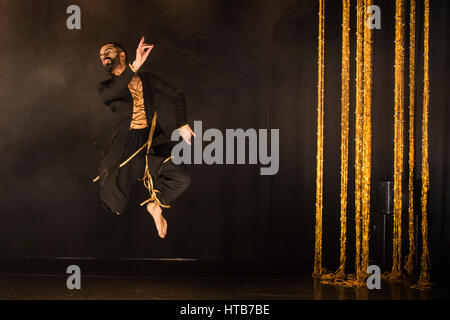 Londres, Royaume-Uni. 9 mars 2017. Aakash Odedra effectue l'écho chorégraphié par icône Kathak Aditi Mangaldas. L'écho est la deuxième partie d'un programme double avec 'J'imagine' à la Lilian Baylis Studio au Sadler's Wells Theatre. Représentations les 9 et 10 mars 2017. Banque D'Images