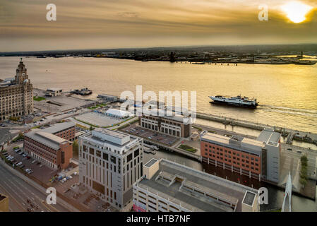 Le bâtiment Royal Liver sur la rivière Mersey au coucher du soleil avec le navire IOPSM HSC Manannan arrivant à la tête de pierhead. Banque D'Images