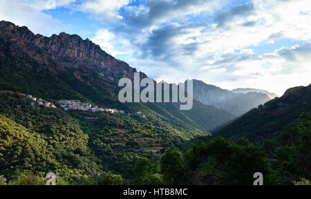 Le village de montagne près de Porto Ota, Corse, France Banque D'Images