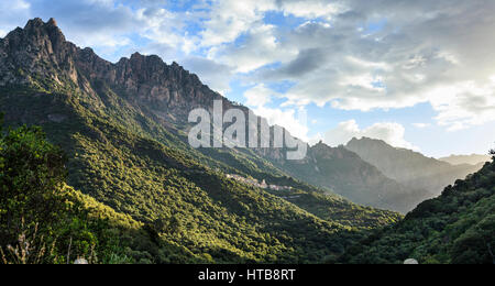 Le village de montagne près de Porto Ota, Corse, France Banque D'Images