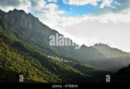 Le village de montagne près de Porto Ota, Corse, France Banque D'Images