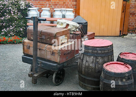 Cas de barils produits bidons de lait en attente de collection à partir de la gare sur préservés South Devon railway Banque D'Images