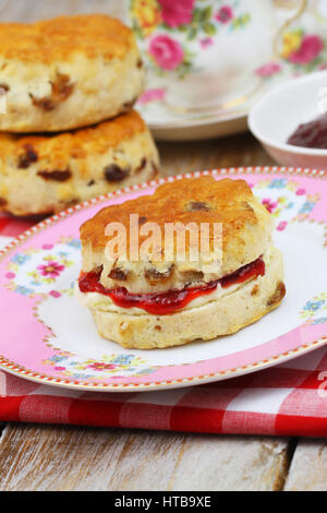 Scone traditionnel avec de la confiture de fraise et crème caillée Banque D'Images