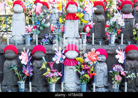 Jardin des enfants à naître, des rangées de statues de pierre Jizō enfants représentant les enfants à naître dans le cimetière de Zōjō-ji temple, Tokyo. Banque D'Images