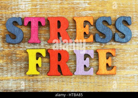 Effort libre écrit en lettres colorées sur la surface en bois rustique Banque D'Images