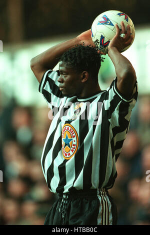 LOUIS SAHA NEWCASTLE UNITED FC 15 mars 1999 Banque D'Images