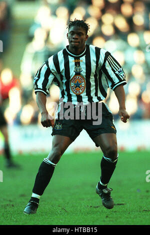 LOUIS SAHA NEWCASTLE UNITED FC 15 mars 1999 Banque D'Images