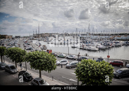 SAINT MALO, FRANCE - 1 juillet 2015 : port de plaisance près de la vieille ville. Banque D'Images