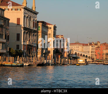 Golden Hour illumine les bâtiments historiques le long du Grand canal à Venise. Italie Banque D'Images