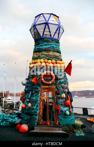 Installation artistique phare près de l'entrée de Fram et Maritime Musées de la presqu'île de Bigdoy. Banque D'Images