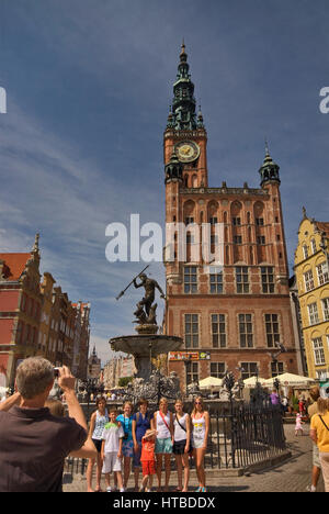 Les touristes à la Fontaine de Neptune, Dlugi Targ (longue) Marché à Gdansk, occidentale, Pologne Banque D'Images