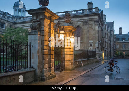 Les étudiants qui quittent Clare College, Cambridge, au crépuscule, England, UK Banque D'Images