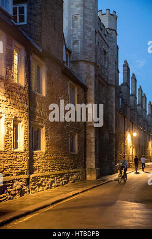 Les étudiants sur l'extérieur Trinity Lane, Trinity College, au crépuscule, Cambridge, England, UK Banque D'Images