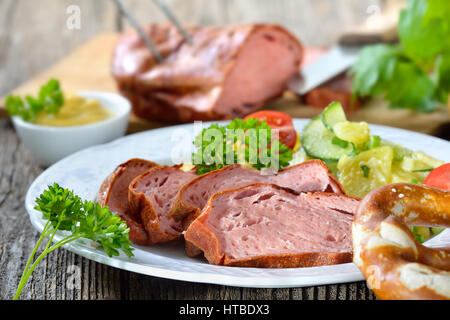 Partie de four à pain de viande bavaroise avec la salade de pommes de terre, pretzel et la moutarde Banque D'Images