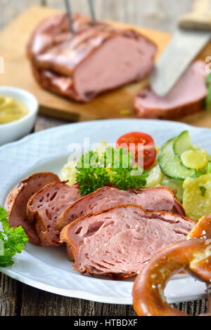 Partie de four à pain de viande bavaroise avec la salade de pommes de terre, pretzel et la moutarde Banque D'Images