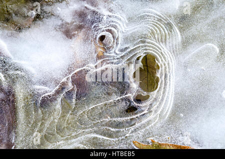 La glace d'hiver motifs abstraits congelé dans la nature. Banque D'Images