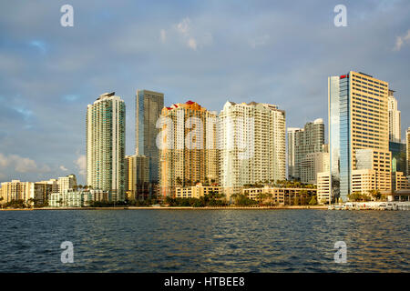 Gratte-ciel sur Bickerell Avenue et de Biscayne Bay, Miami, Floride, USA Banque D'Images