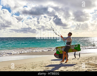 Kailua, Hawaii, USA - 30 juillet 2016 : Un homme non identifié se prépare à kitesurf tôt le matin sur la plage de Kailua Bay Banque D'Images