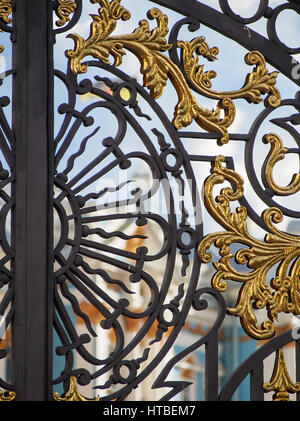 Détail d'une porte dorée à l'extérieur de Tsarskoe Selo Palace à Pouchkine, près de Saint-Pétersbourg en Russie. Banque D'Images