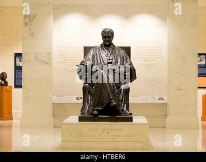 Une statue de la Justice chef John Marshall à l'intérieur de l'édifice de la Cour suprême des Etats-Unis à Washington DC. Banque D'Images