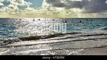 Kailua, Hawaii, USA - 30 juillet 2016 : Les gens de paddle-pirogues sur la plage au lever du soleil Banque D'Images