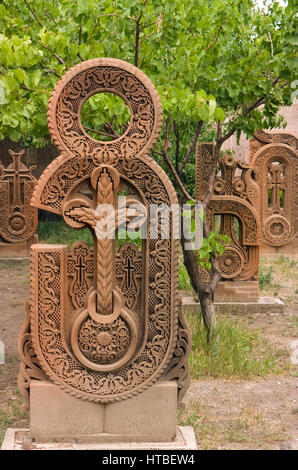 Une vieille croix sculptée en tuf, l'Arménie. Banque D'Images