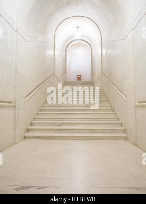 Un couloir avec des escaliers en marbre blanc à l'intérieur de l'Édifice de la Cour suprême des Etats-Unis à Washington, DC. Banque D'Images