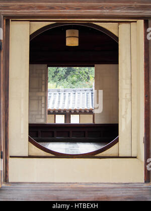 Une fenêtre ronde traditionnelle à un palais à Séoul, Corée du Sud. Banque D'Images