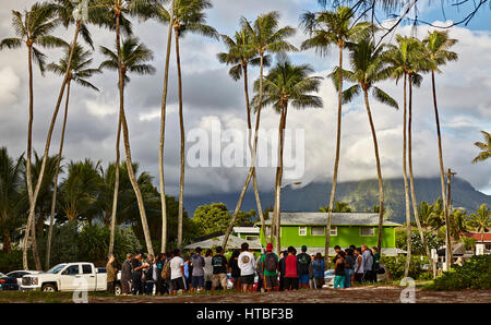 Kailua, Hawaii, USA - 30 juillet 2016 : des personnes non identifiées se rassemblent pour services sunrise à Kailua Beach Park Oahu Hawaii Banque D'Images