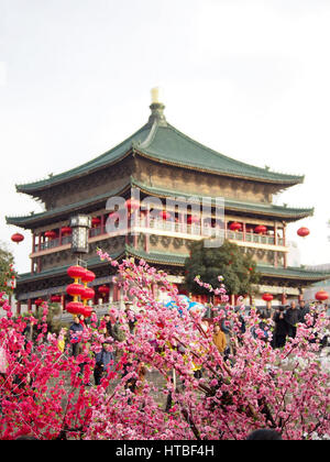 Fleurs roses sur les arbres en face de l'emblématique tour du tambour traditionnel à Xian, Chine. Banque D'Images