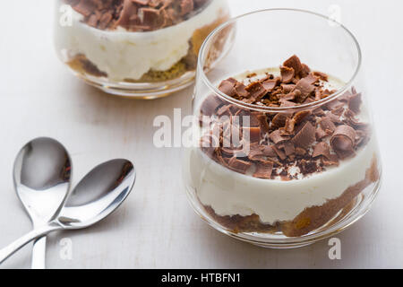 Dessert tiramisu italien traditionnel en verre avec du chocolat Banque D'Images