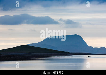 Un bateau solitaire au large de l'île de Clare, Clew Bay, comté de Mayo, Irlande Banque D'Images