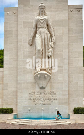 Honolulu, Hawaii, USA - 7 août 2016 : une femme non identifiée se trouve près de la fontaine monument au Cimetière national du Pacifique à Hawaï Banque D'Images