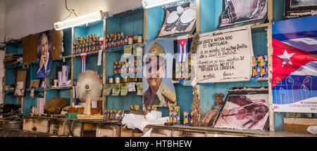 La Havane, Cuba le 23 décembre 2015 : vue intérieure d'un Cubain local shop Banque D'Images