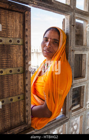 Une femme indienne qui pose pour les photographies d'Amer, amer, palais du Rajasthan, Inde. Banque D'Images