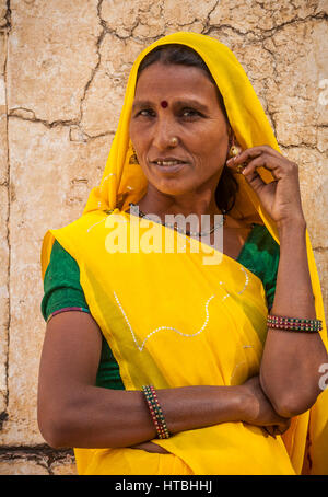 Une femme indienne qui pose pour les photographies d'Amer, amer, palais du Rajasthan, Inde. Banque D'Images
