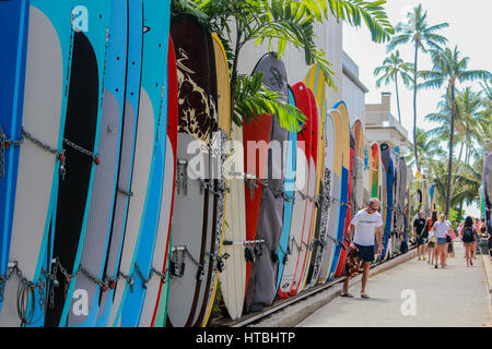 Balade autour de Wakiki beach situé à Honolulu, Hawaï qui a considéré comme l'une des meilleures îles du monde. De superbes plages, météo incroyable Banque D'Images