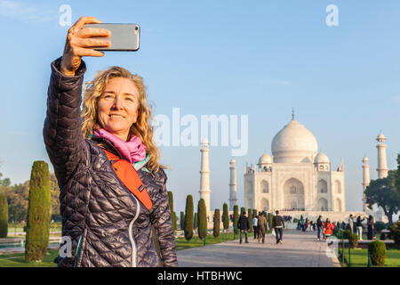 Une femme faisant un portrait selfies au Taj Mahal à Agra, Inde. Banque D'Images