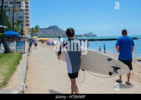 Balade autour de Wakiki beach situé à Honolulu, Hawaï qui a considéré comme l'une des meilleures îles du monde. De superbes plages, météo incroyable Banque D'Images