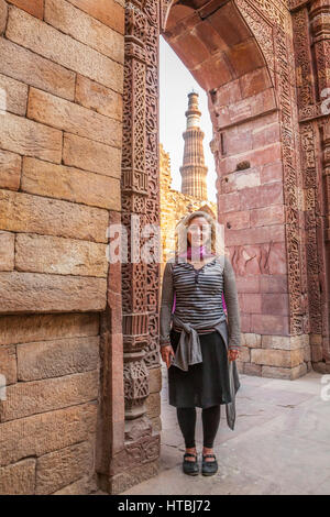 Une femme qui pose pour un portrait Banque D'Images