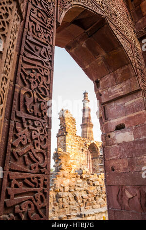 Les ruines de complexe Qutb Qutb Minar avec en arrière-plan, Delhi, Inde. Banque D'Images