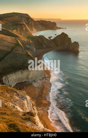 Durdle door et st oswald's Bay d'Swyre la tête à l'aube, la Côte Jurassique, de Purbeck, Dorset, England, UK Banque D'Images