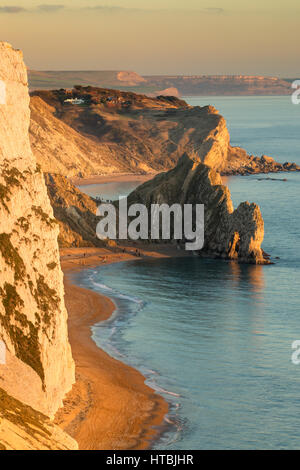 Durdle door et st oswald's Bay à partir de la tête de chauve-souris, à la tombée de la côte jurassique, de Purbeck, Dorset, England, UK Banque D'Images