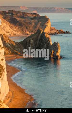 Durdle door et st oswald's Bay à partir de la tête de chauve-souris, à la tombée de la côte jurassique, de Purbeck, Dorset, England, UK Banque D'Images