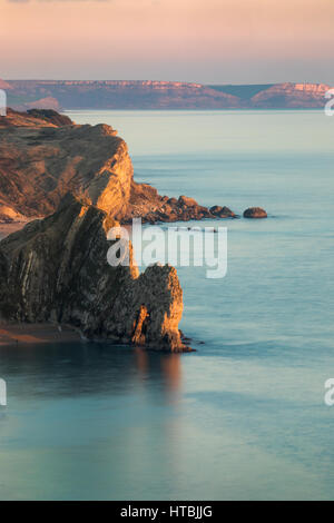 Durdle door et st oswald's Bay à partir de la tête de chauve-souris, à la tombée de la côte jurassique, de Purbeck, Dorset, England, UK Banque D'Images