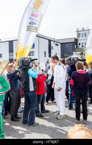 Marin et médaillé olympique Sir Ben Ainslie en entrevue avec la presse et les équipes de télévision après l'arrivée de la flamme olympique 2012 à Falmouth Banque D'Images