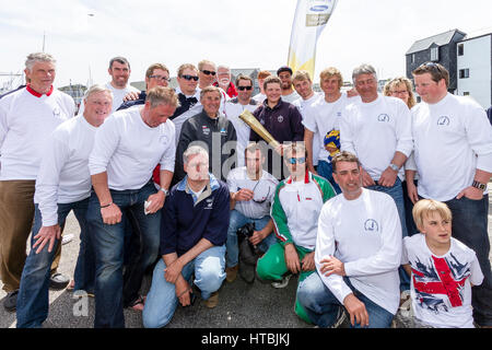 Sir Ben Ainslie à la Finn Gold Cup à Falmouth marins pour le flambeau olympique de 2012 sur la main pour la prochaine étape de son voyage à Londres. Banque D'Images